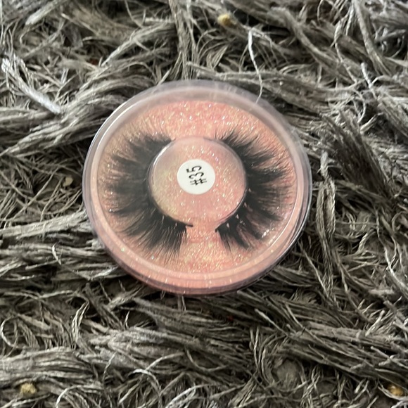 Lashes - Picture 3 of 10